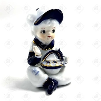 Статуэтка фарфоровая сидящий мальчик 
