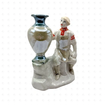 Фарфоровая статуэтка " Данила мастер с вазой"