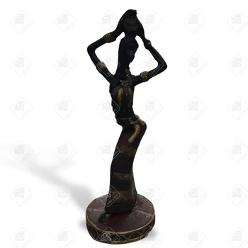 Статуэтка Африканка с кувшином 