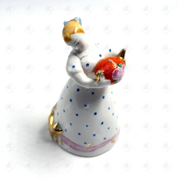 Фарфоровая статуэтка "Девушка с чайником и кошкой"
